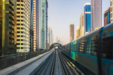 Dubai, BAE - 04 Mart 2021 Dubai Metro. Altın arabanın kokpitinden görüntü
