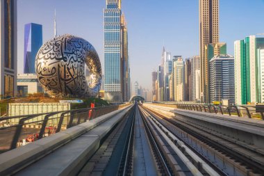 Dubai, BAE - 04 Mart 2021 Dubai Metro. Altın arabanın kokpitinden görüntü