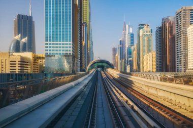 Dubai, BAE - 04 Mart 2021 Dubai Metro. Altın arabanın kokpitinden görüntü