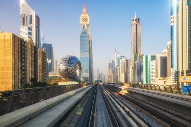 Dubai, BAE - 04 Mart 2021 Dubai Metro. Altın arabanın kokpitinden görüntü