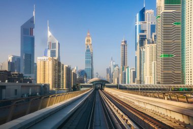 Dubai, BAE - 04 Mart 2021 Dubai Metro. Altın arabanın kokpitinden görüntü