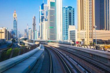 Dubai, BAE - 04 Mart 2021 Dubai Metro. Altın arabanın kokpitinden görüntü