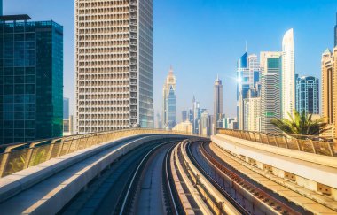 Dubai, BAE - 04 Mart 2021 Dubai Metro. Altın arabanın kokpitinden görüntü