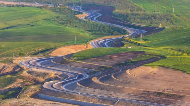 Azerbaycan dağlarında yılan yolu