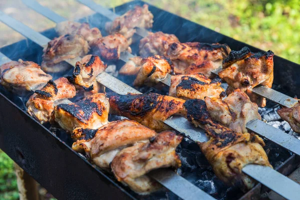 グリルでチキンケバブを焼きます — ストック写真