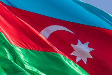 Azerbaycan bayrağı mavi gökyüzünde dalgalanıyor
