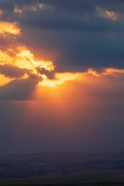 Yazın gün batımında dağlarda