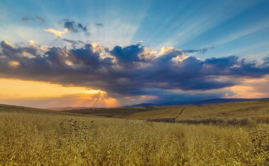 Yazın gün batımında dağlarda