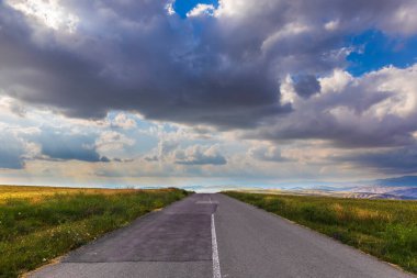 Asfalt yolu tarlalardan geçiyor.