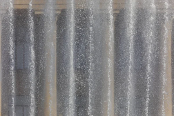 柱付きの建物の背景に噴水ジェット — ストック写真