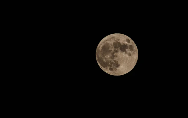 Volle Maan Bij Zonsondergang Tegen Achtergrond Van Een Sterrenhemel — Stockfoto