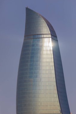 Bakü, Azerbaycan - 04 Mart 2021: Güneşli bir günde Bakü 'de Alev Kuleleri