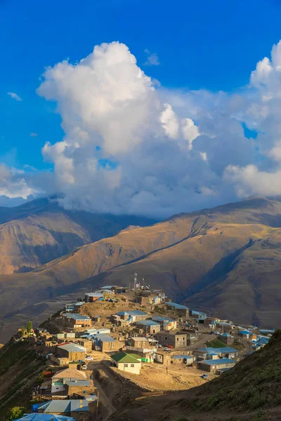 Pueblo Alpino Khinalig Atardecer Sobre Telón Fondo Hermosas Nubes — Foto de Stock