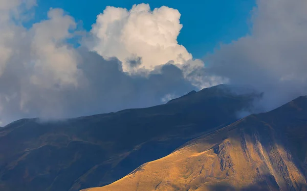 Luz Sol Fazendo Seu Caminho Através Das Nuvens Para Montanhas — Fotografia de Stock
