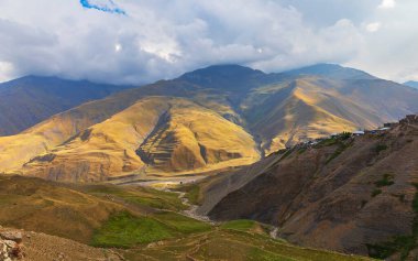 Gün batımında Khinalig 'in dağlık köyü güzel bulutların ardında.