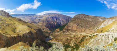 Tehlikeli dağ yolu güzel bir kanyondan geçiyor.