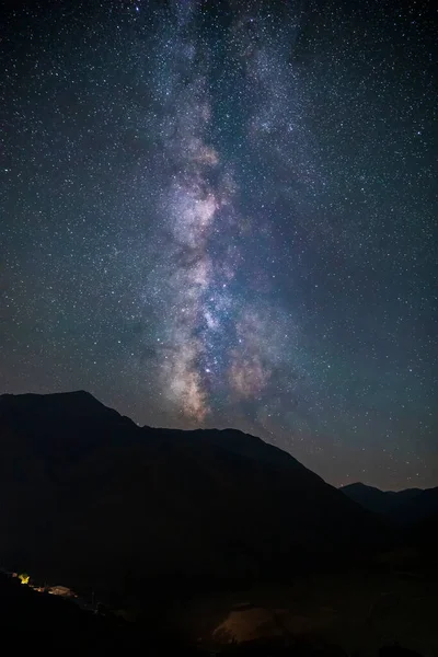 Khinalig Dorp Nachts Tegen Achtergrond Van Melkweg — Stockfoto