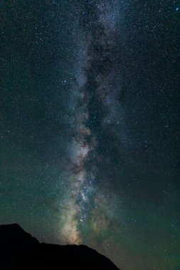Yazın dağların üzerinden Samanyolu