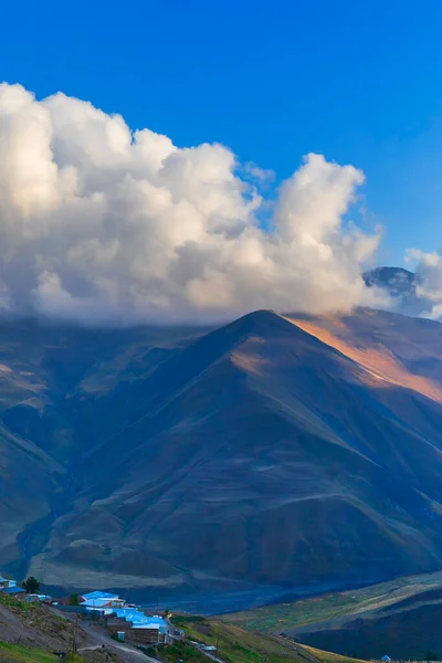 Aldeia Alpina Khinalig Pôr Sol Contra Pano Fundo Belas Nuvens — Fotografia de Stock
