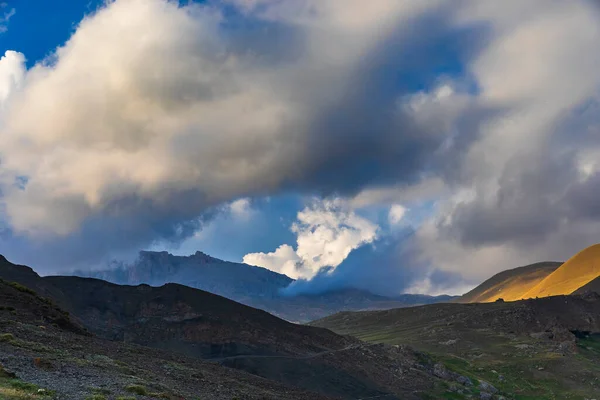 Light Sun Making Its Way Clouds Mountains — Stock Photo, Image