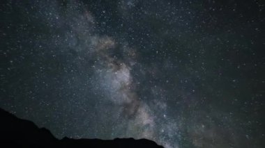 Yazın dağların üzerinden Samanyolu