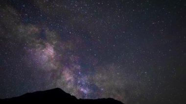 Yazın dağların üzerinden Samanyolu