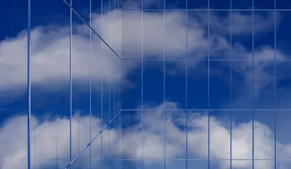 空を映し出す超高層ビルのガラス 3Dレンダリング — ストック写真
