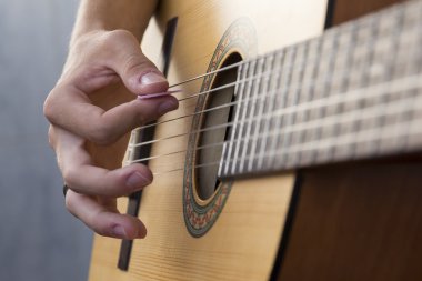 Gitar çalan adam