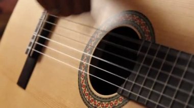 Gitar çalan adam