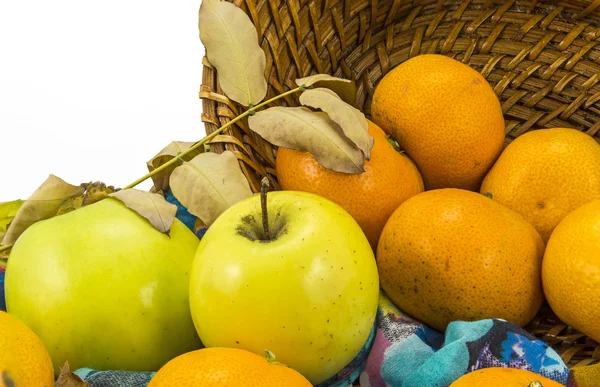 Appels, mandarijnen en een rieten mand op een witte achtergrond — Stockfoto