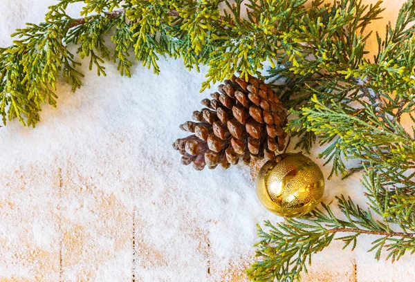 Granen gren, kottar och fir tree leksak i snön — Stockfoto