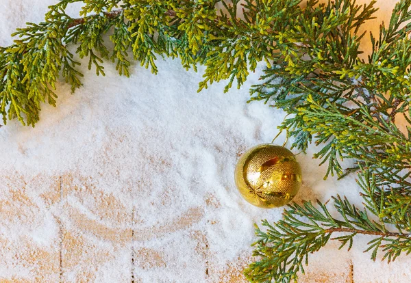 Noel ağacı dalı ve Noel ağacı oyuncak karda — Stok fotoğraf
