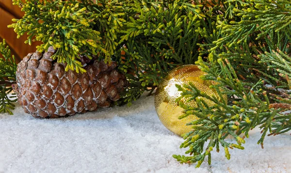 Weihnachtsdekoration, Tannenzapfen und Tannenbaumzweige in T — Stockfoto