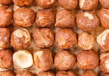 ahşap kurullarında soyulmuş fındık