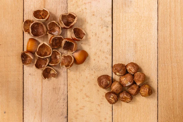 Shells of nuts and nuts on the wooden board — Stock Photo, Image