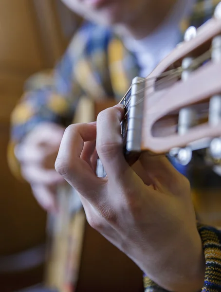 Jonge kerel spelen klassieke gitaar — Stockfoto