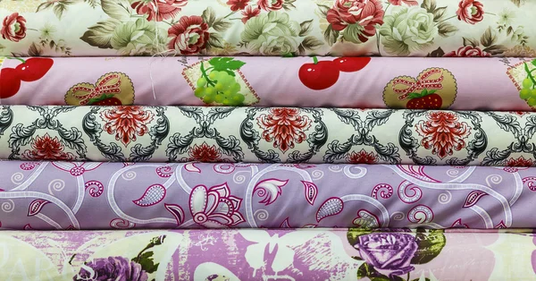 Renkli kumaşlar rulo