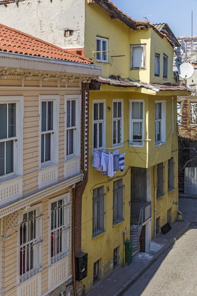 Vecchie case in una strada a Istanbul — Foto Stock