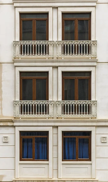 Fachada de um edifício com janelas e varandas — Fotografia de Stock