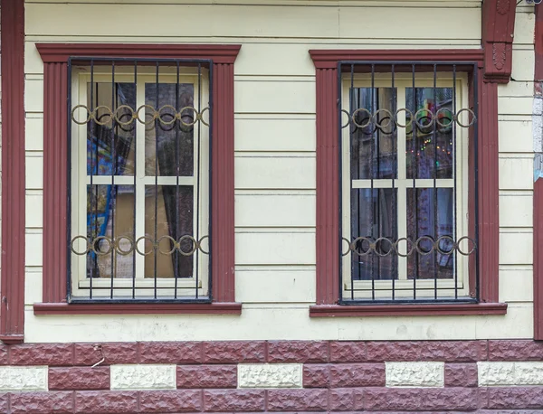 Pencereli bir binanın ön cephesi — Stok fotoğraf