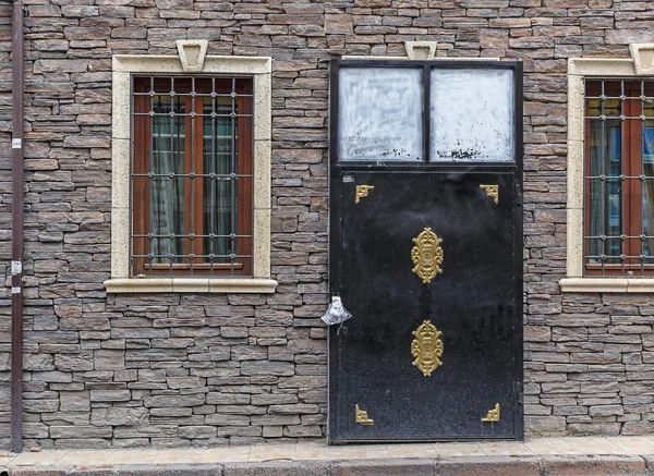 Fachada de um edifício com janelas e porta — Fotografia de Stock