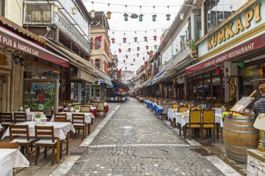 Istanbul'da bir sokakta lokantalar