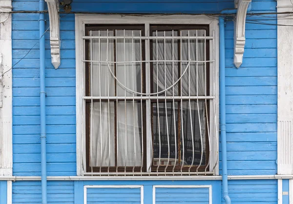 Alte hölzerne Hauswandverkleidung und Fenster — Stockfoto