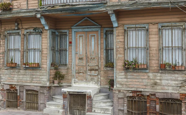 Alte hölzerne Hauswandverkleidung und Fenster — Stockfoto