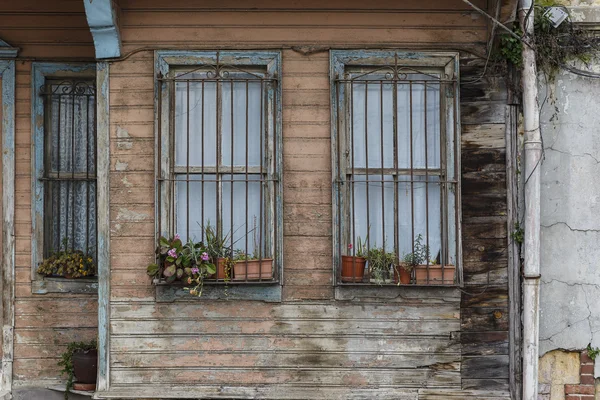 Alte hölzerne Hauswandverkleidung und Fenster — Stockfoto