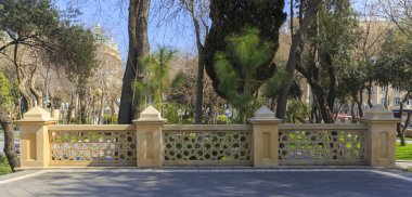 parkta Filarmoni Bakıda taş çit