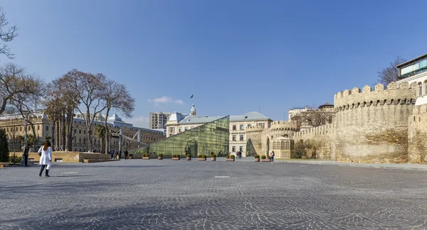 Glaseingang zur U-Bahn und der antiken Festung in Baku — Stockfoto