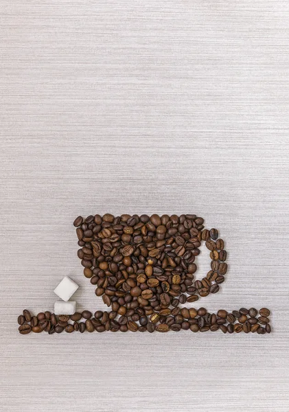 Grãos de café em uma xícara e açúcar — Fotografia de Stock