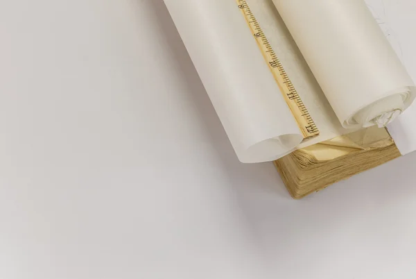 Χάρακα, ιχνηλατώντας ρολό χαρτί και το παλιό βιβλίο — Φωτογραφία Αρχείου