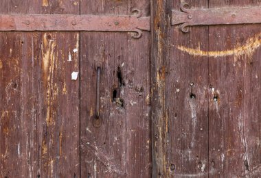 Kırsal kesimde eski ahşap kapı